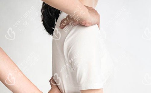 按摩肩颈缓解富贵包