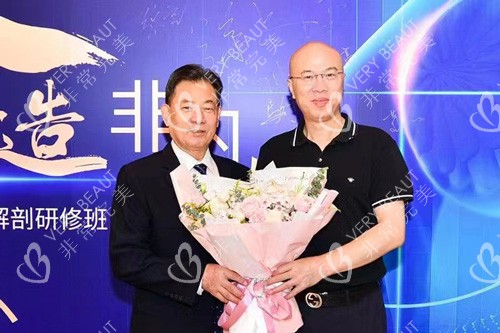 武汉隆胸医生吴毅平参加学术活动
