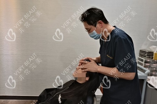 朴院长为顾客复查