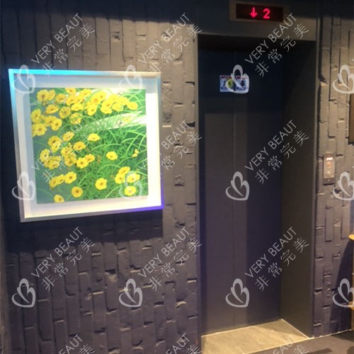 韩国JF整形医院电梯等待门口照片
