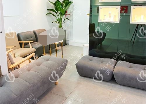 韓國儷伴整形醫(yī)院沙發(fā)休息區(qū)