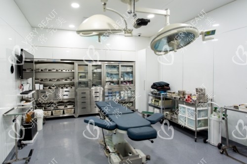 韩国4月31日整形外科医院3楼诊疗室