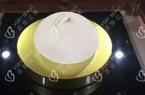 隆胸所用的圆型假体照片