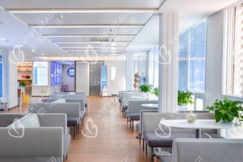 成都普瑞眼科醫(yī)院候診區(qū) 成都普瑞眼科醫(yī)院候診區(qū)