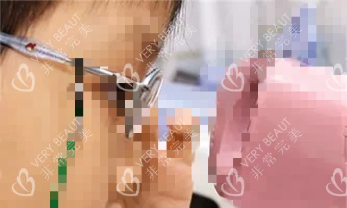 小孩檢查眼睛圖