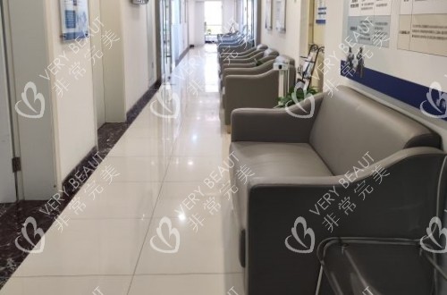 上海瑞东眼科机构的内部走廊以及沙发照片