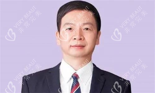 沈邵勇医生西装照