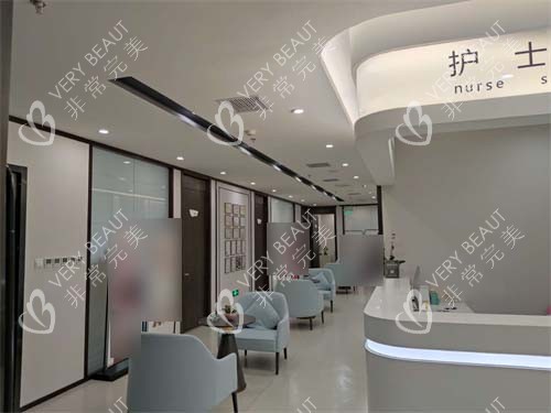 北京加减美医疗美容门诊部护士站旁走廊休息区