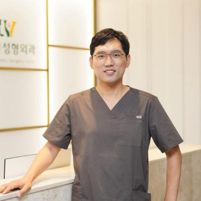 韩国优雅人整形外科-朴哲佑-韩国整形医生