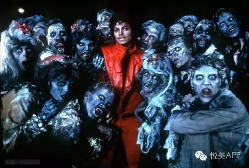 1982年Michael Jackson与"Thriller"中的演员合影拍照