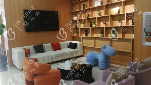 长春碧莲盛植发等候区环境示意图