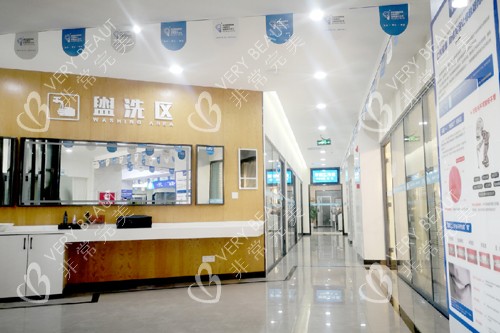 隆胸<span style=
