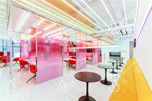 韩国ppeum皮肤科弘大店等待区环境