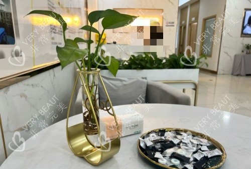 绵阳医而美整形休息区零食示意图