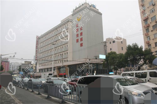 上海健桥医院的外景logo