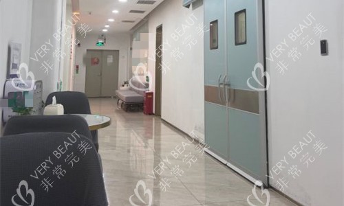 深圳贝漾美天医疗美容诊室门口