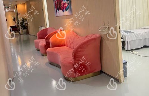 广州爱来医疗美容走廊等候区