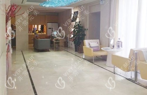 昆山鉑特麗醫(yī)療美容大廳休息區(qū)
