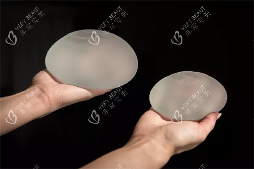 不同大小尺寸的隆胸假体