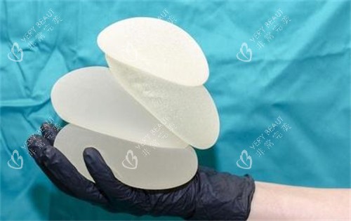 不同大小的隆胸假体