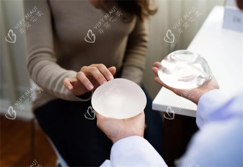 光面和毛面的隆胸假体