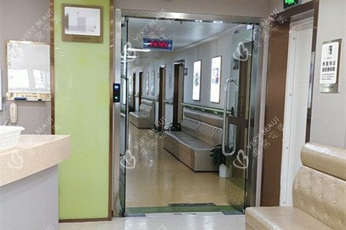 上海华美整形内部过道休息等待区环境