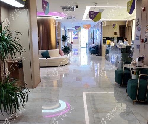 長(zhǎng)沙祺美胸整形二樓大廳休息區(qū)