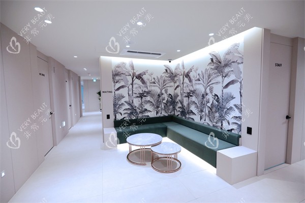 韩国genius整形皮肤科釜山西面店等待区