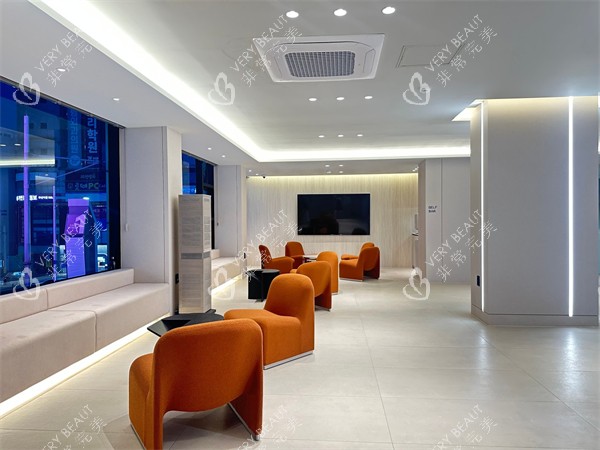 韩国genius整形皮肤科釜山西面店等候区