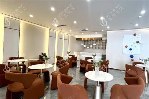 西藏拉萨爱思特医疗美容候诊区