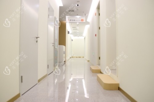 北京禾美嘉医疗美容医院二层走廊