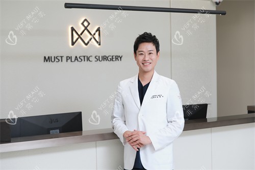 韩国MUST整形外科院长照片