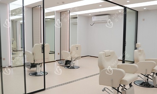 广州曙光华榜养发中心展示区 广州曙光华榜养发中心展示区