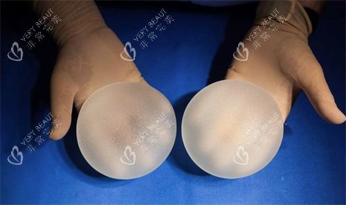 隆胸的硅胶假体