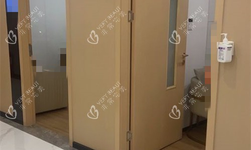 成都军大整形诊室门口展示