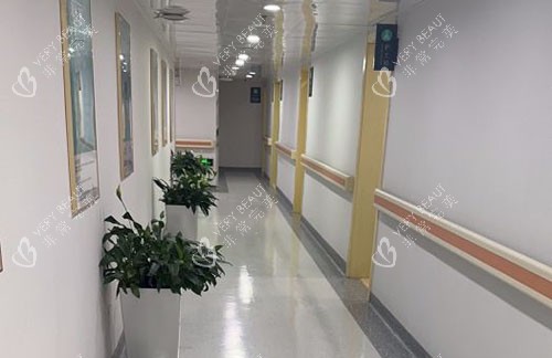 北京煤医医疗美容走廊环境图