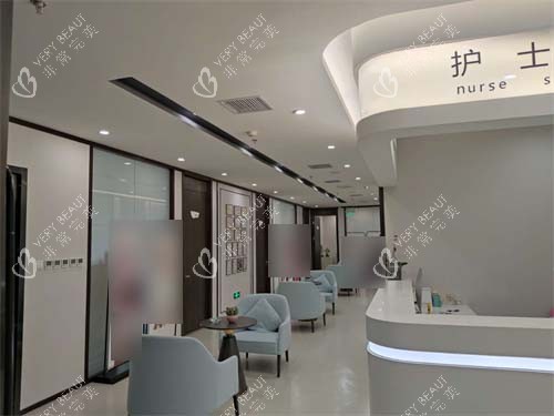 北京加减美医疗美容门诊部护士站旁走廊休息区