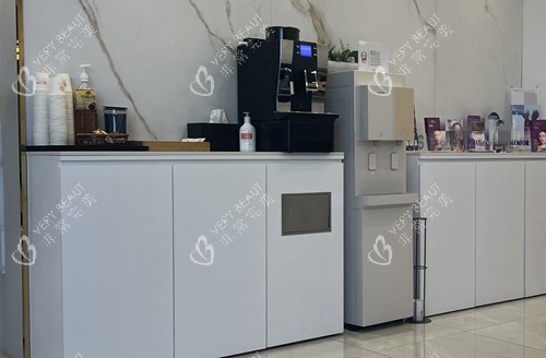 韩国歌柔飞整形外科内部饮品区