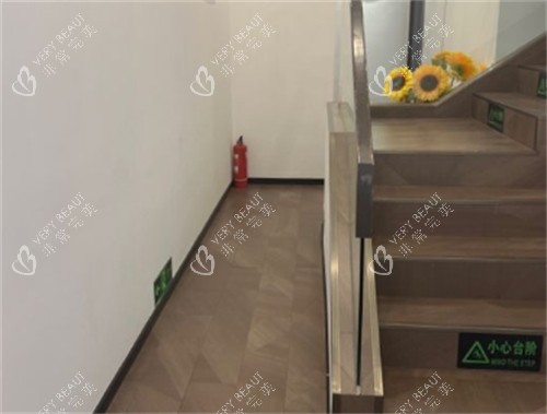 赤峰锦然医疗美容楼梯环境图