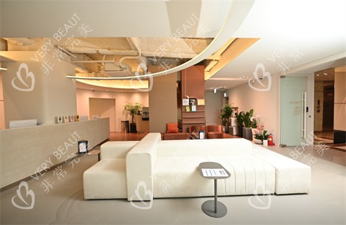 韓國(guó)DAYBEAU皮膚科弘大店的大廳