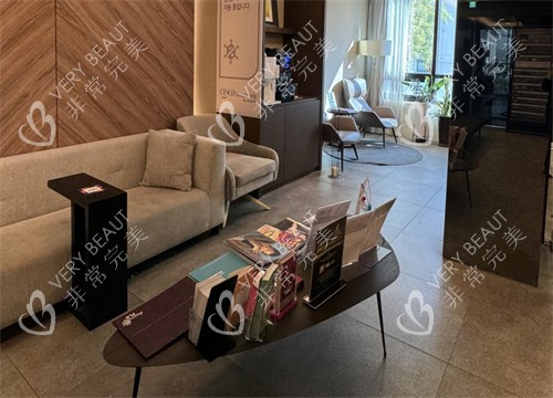 韓國Galleria凱麗雅皮膚科醫(yī)院等待區(qū)一覽圖