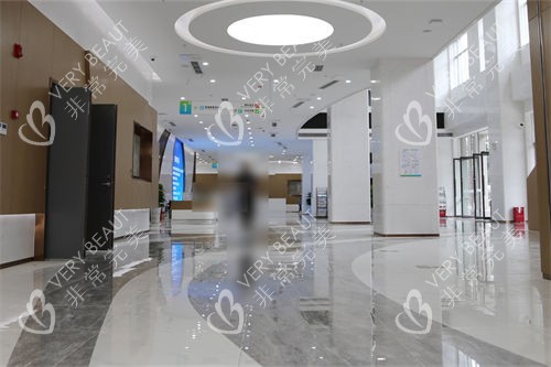 成都中医大银海眼科医院内湖环境图