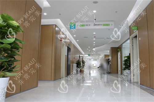 成都中医大银海眼科医院走廊