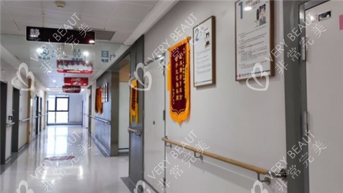 重庆松山医院走廊环境照片