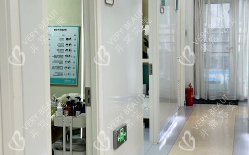 大连亲和植发走廊环境图