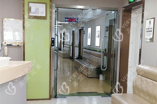 上海华美整形内部过道休息等待区环境