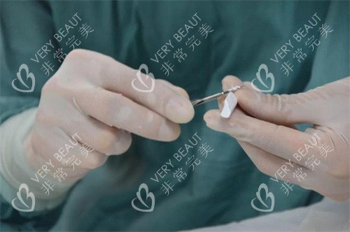 隆鼻手术膨体材料定性演示图 隆鼻手术膨体材料定性演示图