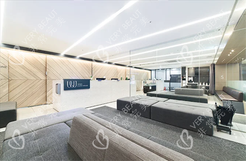 韩国原辰整形前台