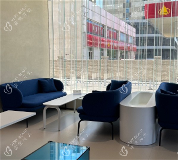 呼和浩特韩赋医疗美容等候区.jpg