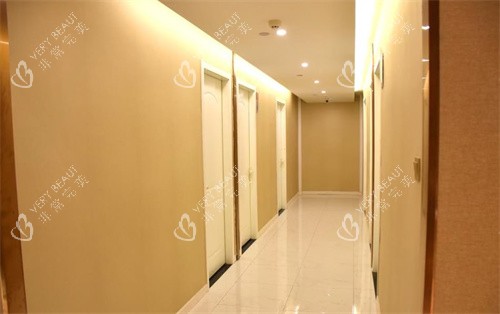 合肥崔劲松医疗美容新地店的走廊.jpg